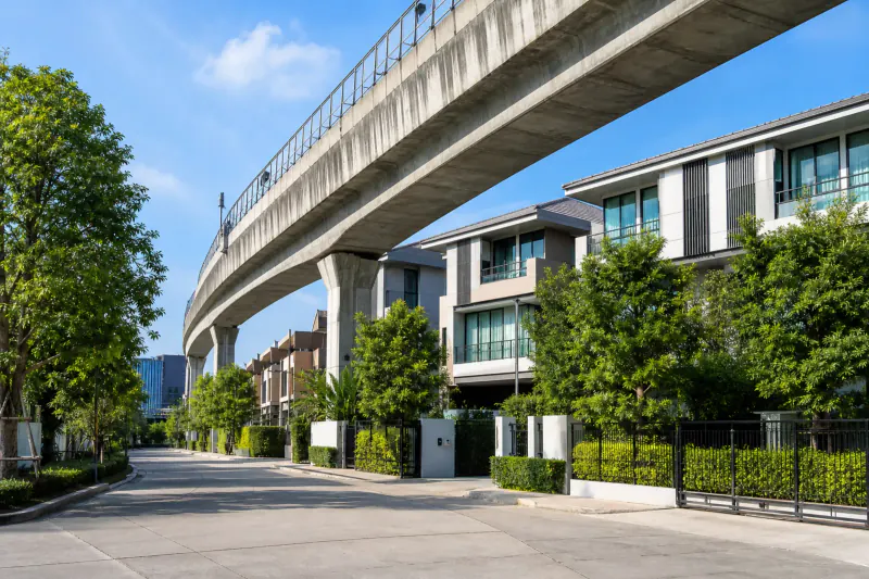 A sunny On Nut to Bearing neighbourhood street beside the BTS