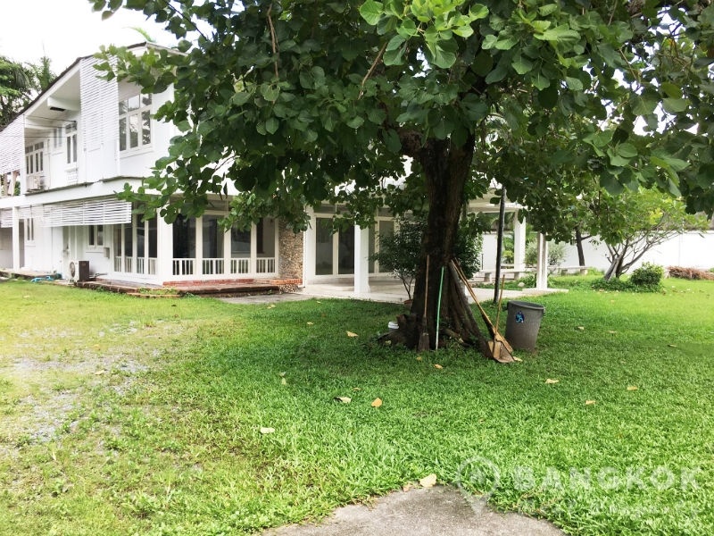 Detached Spacious 4 Bed Yenakart House / Office or Gallery in Sathorn - Riverside