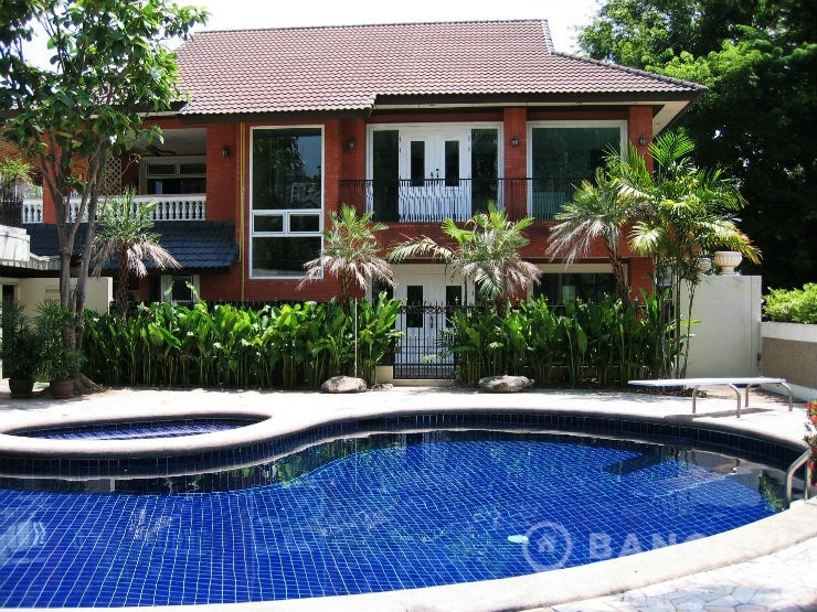 Ekkamai | Spacious Detached 3 Bed House with Private Pool in Ekkamai