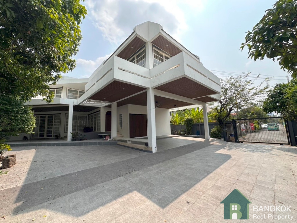 Phra Khanong | Spacious Detached 4+1 Bed walk to Bangkok Prep in Phra Khanong
