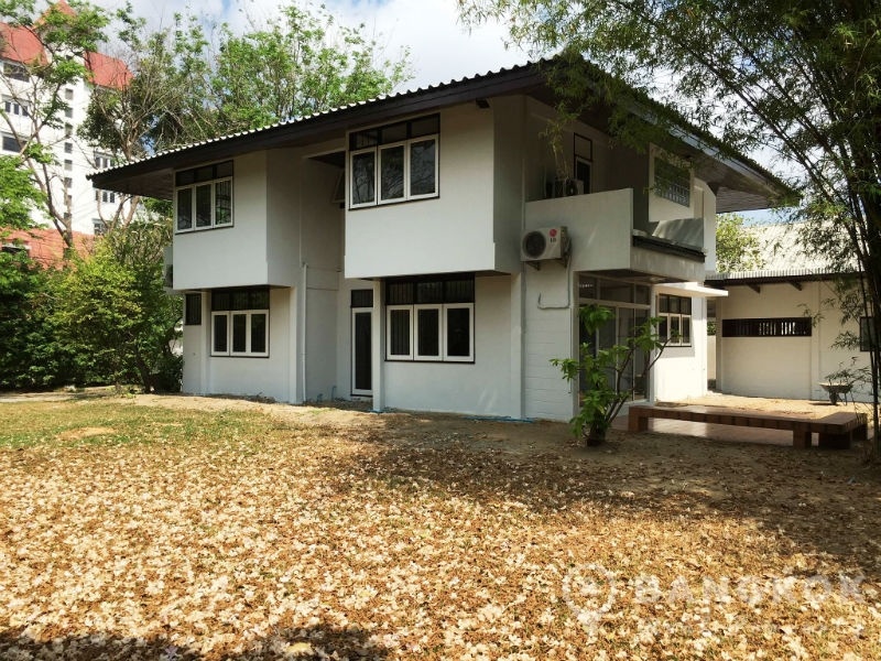 Punnawithi | Detached House / Commercial or Office in On Nut - Bearing