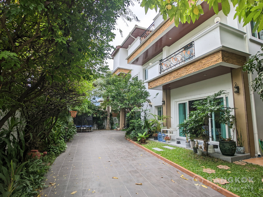 Phra Khanong | Modern Detached 4 +1 Bed Family Home in Phra Khanong