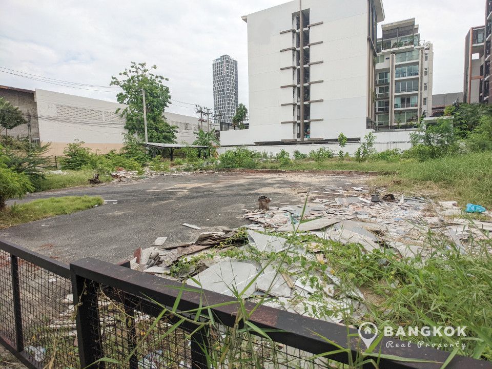 Commercial Land in On Nut - Bearing