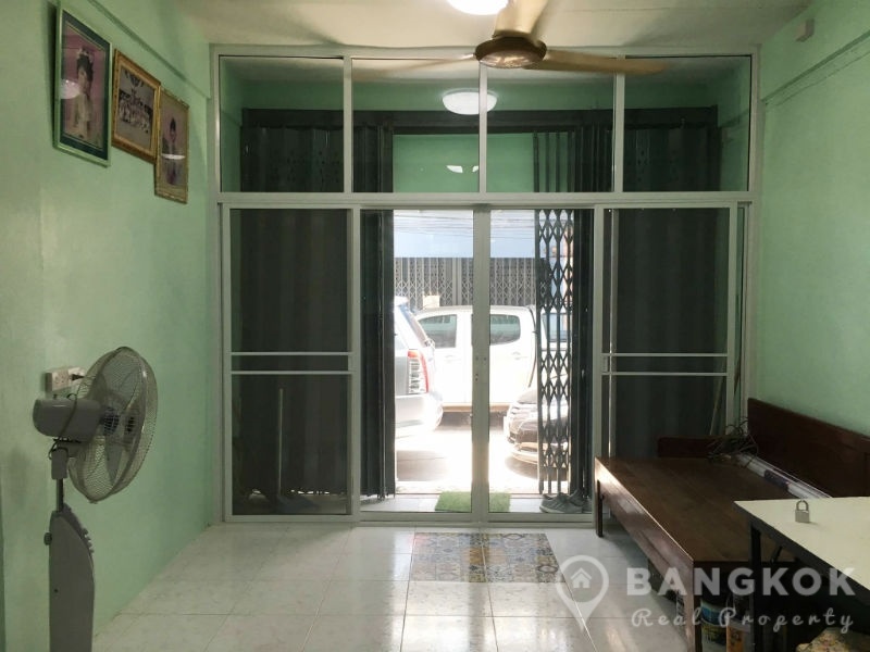 Shop House in Thong Lor
