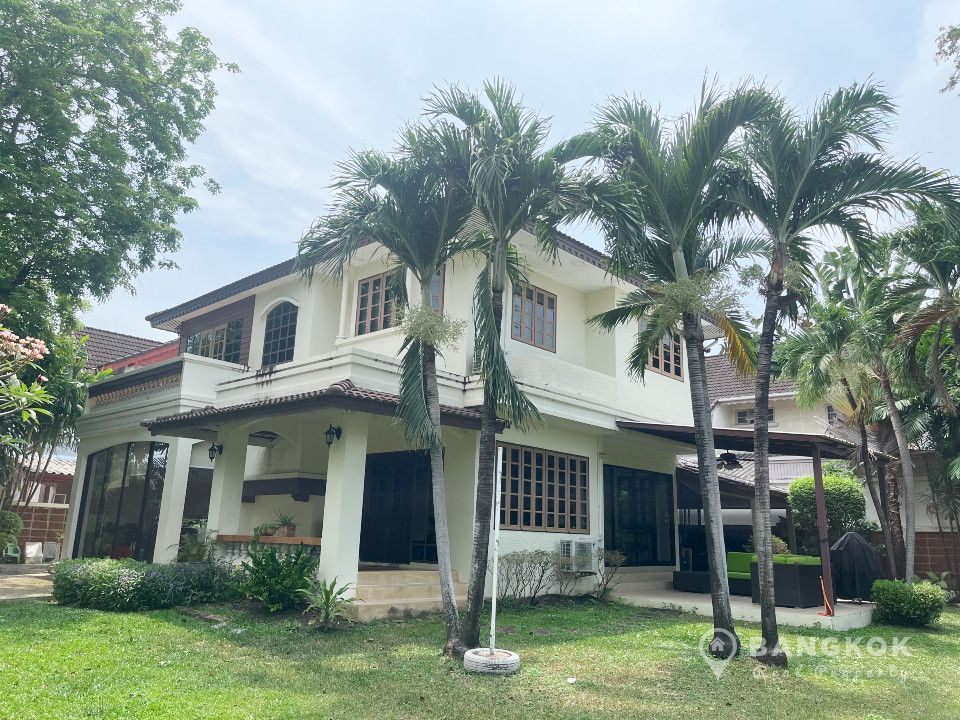 Laddawan Srinakarin Village in Srinakarin