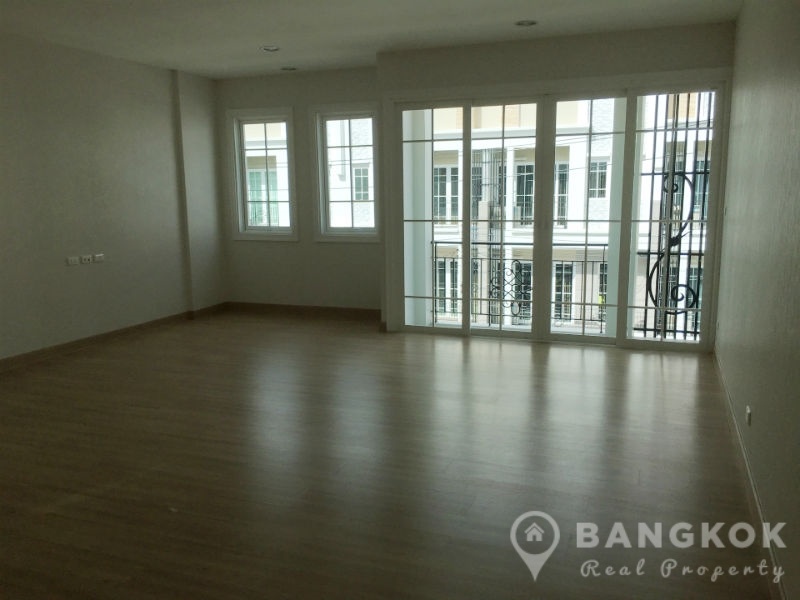 Modern 4 Bed Udomsuk Townhouse / Home Office in On Nut - Bearing