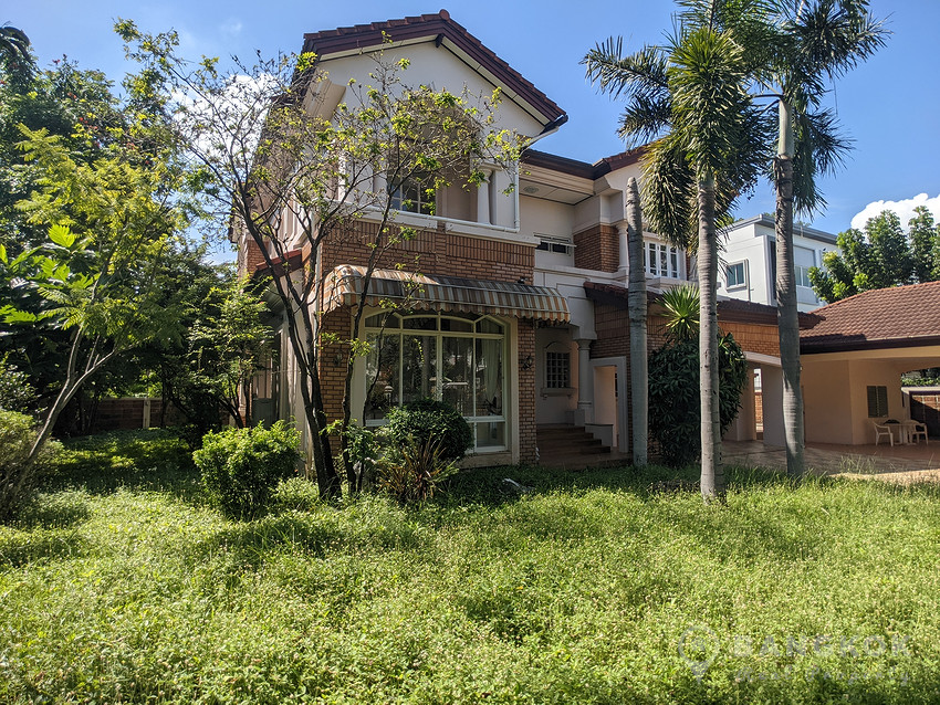 Laddawan Srinakarin Village in Srinakarin